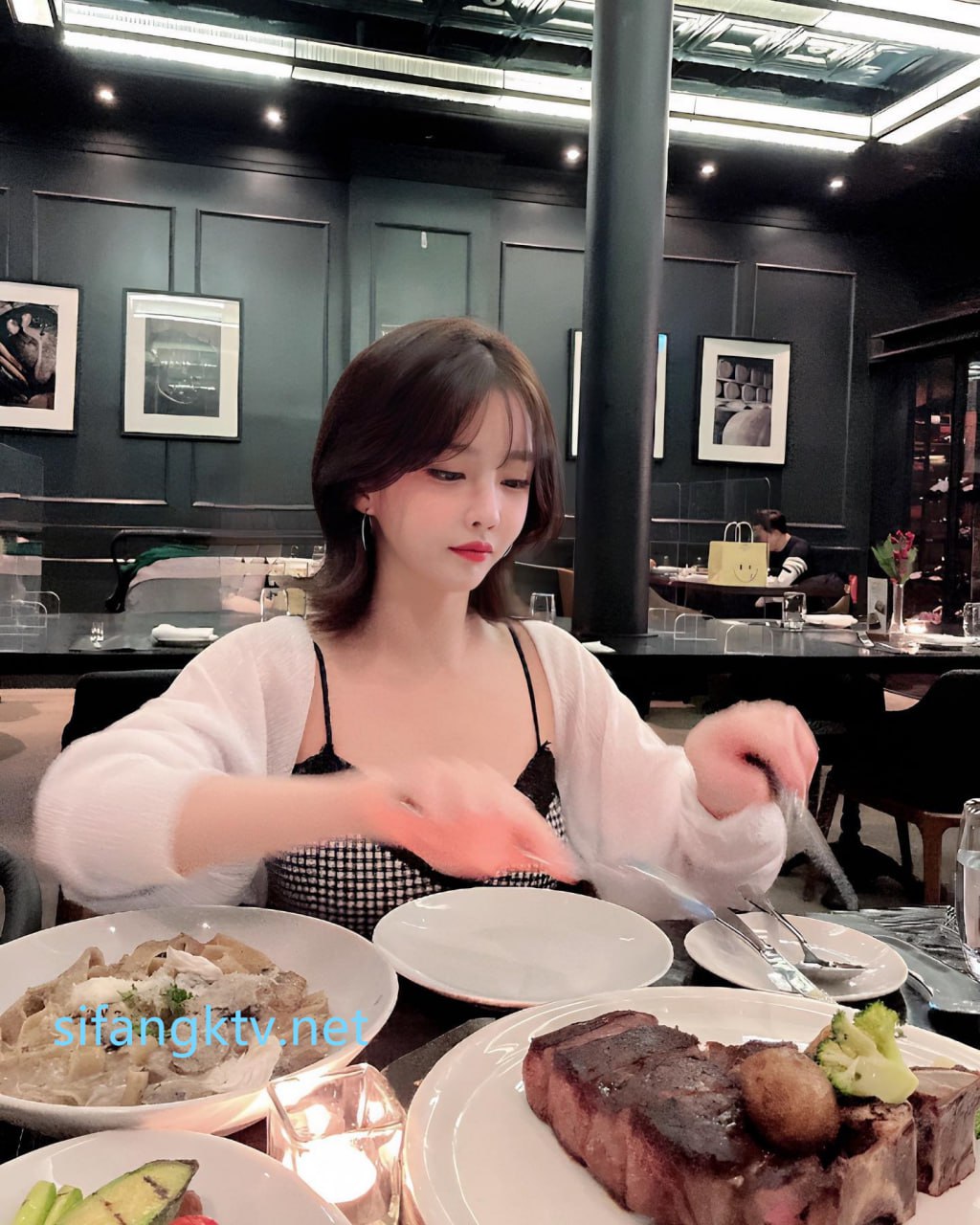 【2023-09-22】TikTok addicted woman